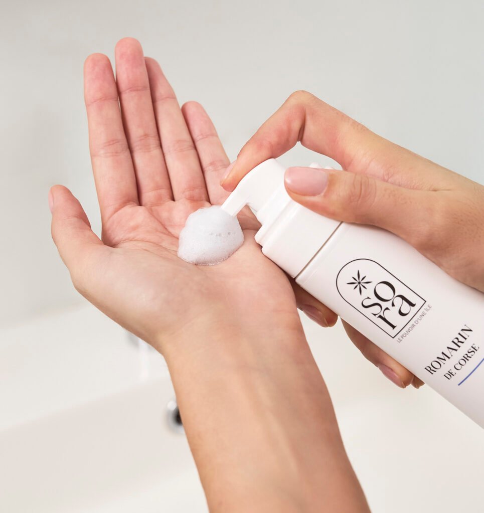 Mousse du shampoing Romarin Sora déposée dans la main